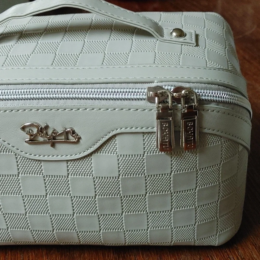 NWOT Boyatu Bath Travel Case